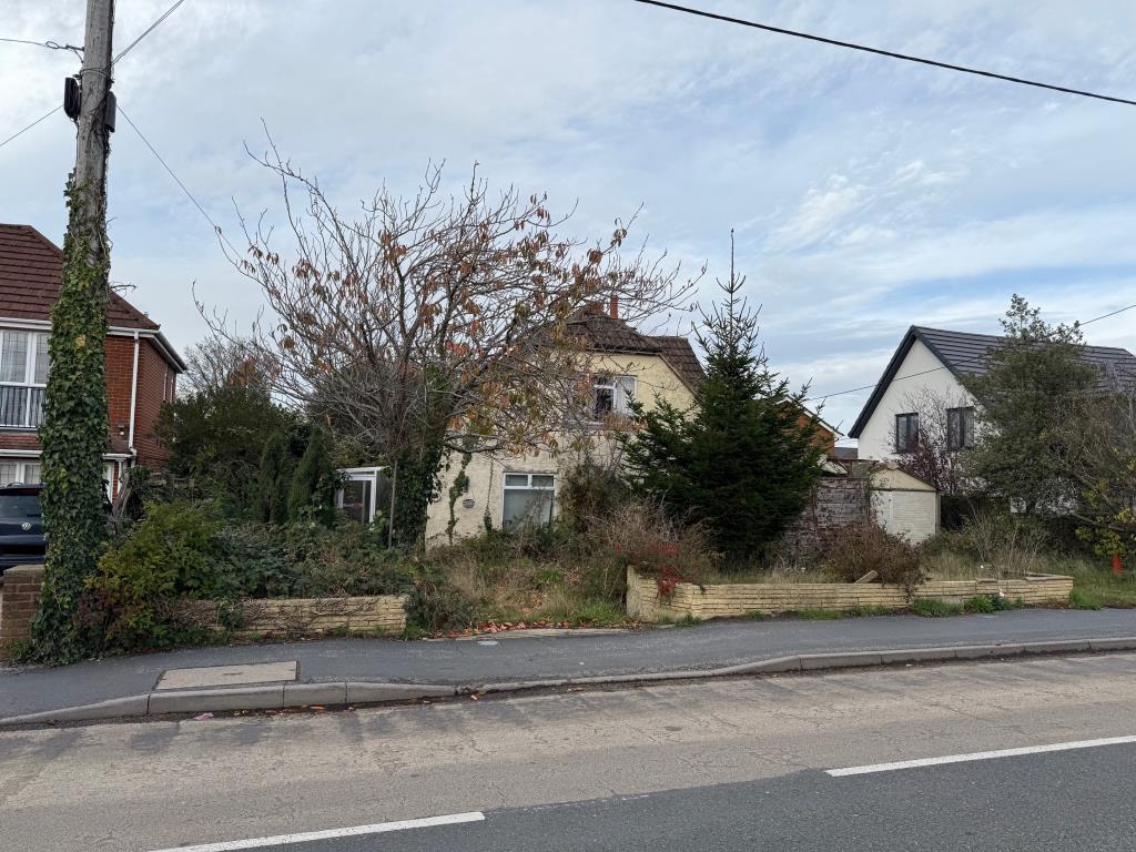 Lot: 155 - CHALET BUNGALOW FOR COMPLETE RENOVATION - Front of the property from the road